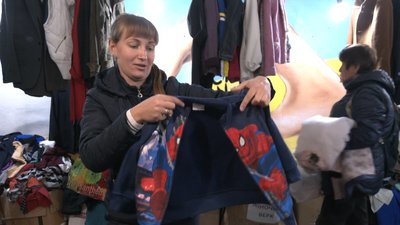 Безоплатні одяг та дитяче харчування: для переселенців та жителів у Черкасах працює доброчинна барахолка