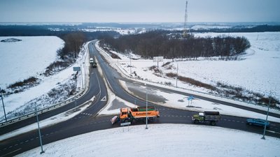 Понад 40 спецмашин та до сотні робітників очищали черкаські дороги Понад 40 спецмашин та до сотні робітників очищали черкаські дороги