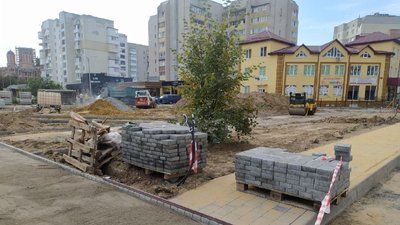 Біля школи у Луцьку облаштовують сквер. Коли завершать роботи