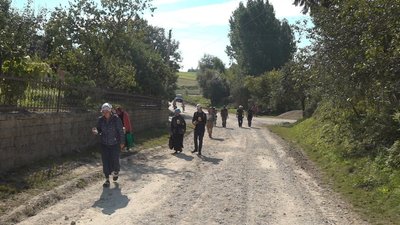 Паломники зі всієї України йдуть на прощу до Почаївської лаври