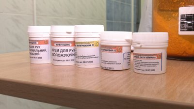 В Івано-Франківському медуніверситеті студенти та викладачі виготовляють ліки для військових В Івано-Франківському медуніверситеті студенти та викладачі виготовляють ліки для військових