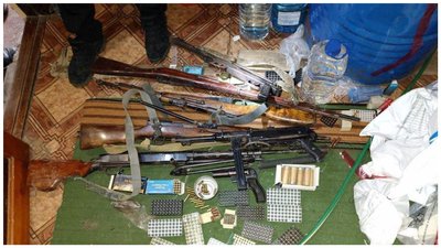 У Краматорську фейкові військові супроводожували нелегальні вантажі алкоголю і тримали арсенал зброї