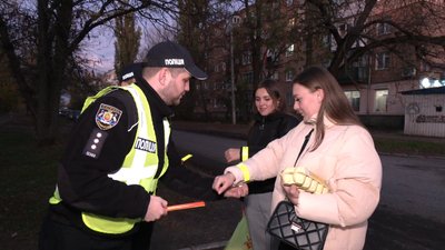 У темряві пішохід має бути видимим. У Кропивницькому поліцейські роздавали світловідбивачі У темряві пішохід має бути видимим. У Кропивницькому поліцейські роздавали світловідбивачі
