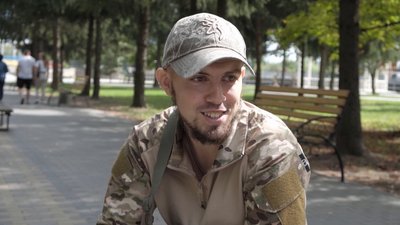 Пішов на фронт без кінцівки: вінничанин Роман Кашпур з протезом боронить Україну