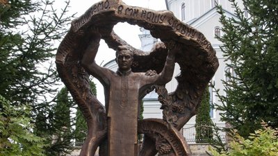 Пам'ятник Степану Чарнецькому у Шманьківцях Пам'ятник Степану Чарнецькому у Шманьківцях