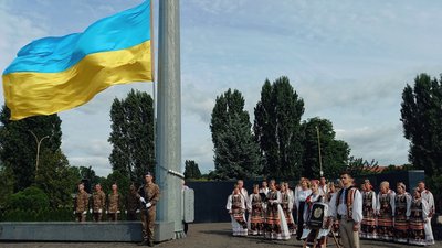 В Ужгороді до Дня конституції підняли Державний прапор