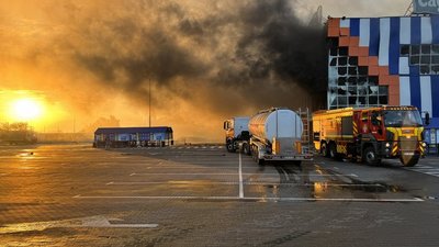 Дим над «Епіцентром» внаслідок пожежі після російської атаки на Миколаїв
