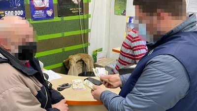 Вимагав 4 тисячі доларів: закарпатського митника підозрюють у хабарництві Вимагав 4 тисячі доларів: закарпатського митника підозрюють у хабарництві