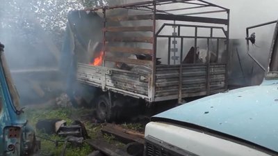Гасили сім пожежних команд: у селі на Черкащині згорів гараж з вантажівками Гасили сім пожежних команд: у селі на Черкащині згорів гараж з вантажівками