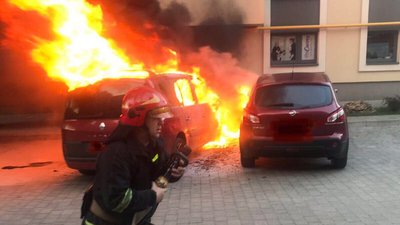Біля львівської багатоповерхівки згорів автомобіль, ще одне авто пошкоджене