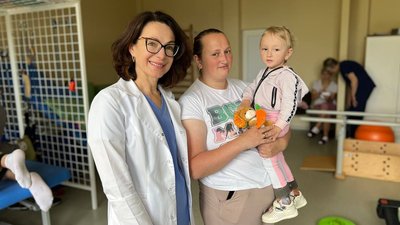 Вероніка з мамою Софією та лікаркою в Охматдиті Вероніка з мамою Софією та лікаркою в Охматдиті
