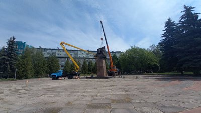 Рівне без "Визволителів": демонтували монумент на площі Перемоги Рівне без "Визволителів": демонтували монумент на площі Перемоги