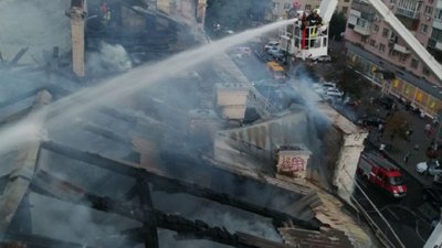 У Києві горить будинок на одній з центральних вулиць, травмованих немає У Києві горить будинок на одній з центральних вулиць, травмованих немає