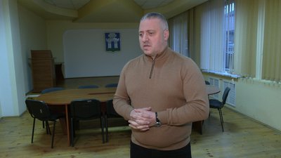 Комік та волонтер з Рівного виходить на місця ремонтів з плакатом і закликає давати більше грошей на ЗСУ Комік та волонтер з Рівного виходить на місця ремонтів з плакатом і закликає давати більше грошей на ЗСУ
