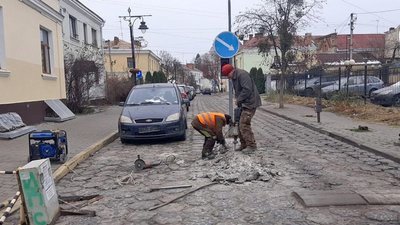 У Луцьку демонтують боларди та бетонні обмежувачі руху У Луцьку демонтують боларди та бетонні обмежувачі руху