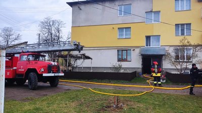 На Франківщині через пожежу в підвалі будинку рятувальники евакуювали 11 дорослих і чотирьох дітей На Франківщині через пожежу в підвалі будинку рятувальники евакуювали 11 дорослих і чотирьох дітей