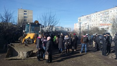 Кропивничани блокували екскаватор, щоб не допустити будівництво медцентру у дворі багатоповерхівки