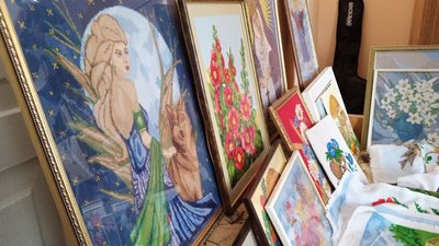 82-річна вишивальниця з Хмельниччини хоче купити дрони для ЗСУ