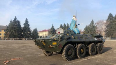 У Львові Святий Миколай приїхав до військових на БТРі У Львові Святий Миколай приїхав до військових на БТРі