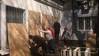 Страждає бізнес. У Миколаєві під обстріл потрапив кондитерський цех