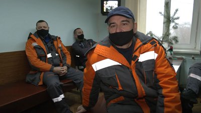 Вперше зустріне Новий рік на роботі і слюсар Володимир Коновал. Вперше зустріне Новий рік на роботі і слюсар Володимир Коновал.