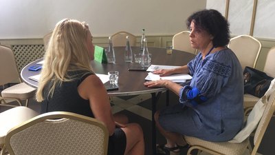 Учасники тренінгу відпрацьовують ситуацію Учасники тренінгу відпрацьовують ситуацію