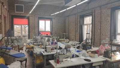 5 швейних підприємств у Львові шиють захисні костюми та маски
