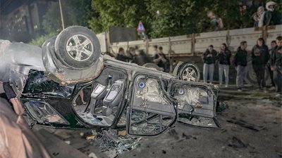 Пошкоджений службовий автомобіль після інциденту на Сихові у Львові