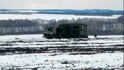 Сумські бійці забрали зі знищеної техніки військових РФ документацію Сумські бійці забрали зі знищеної техніки військових РФ документацію