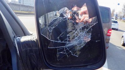 Розбите дзеркало в автомобілі