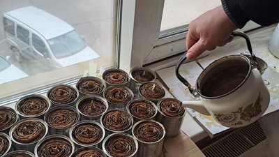 продавчиня робить окопні свічки продавчиня робить окопні свічки