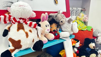 Психологічна підтримка дітей в умовах війни: у Запоріжжі відкрили кімнату терапії м'якою іграшкою Психологічна підтримка дітей в умовах війни: у Запоріжжі відкрили кімнату терапії м'якою іграшкою