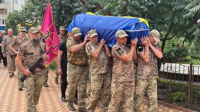 У Сумах поховали військовослужбовця Віталія Олійника