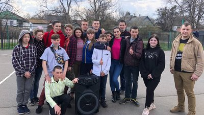 Смаколики і "музичний" дарунок: черкаські волонтери відвідали школу-інтернат Смаколики і "музичний" дарунок: черкаські волонтери відвідали школу-інтернат
