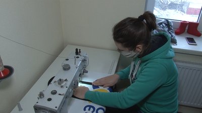 Друге життя політичної реклами: у Черкасах шиють екоторби з банерів