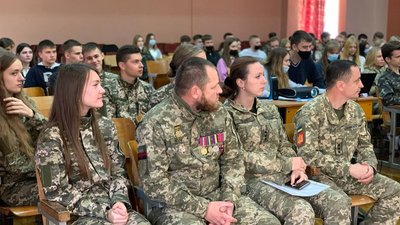 У Тернополі військовослужбовці провели урок для учнів