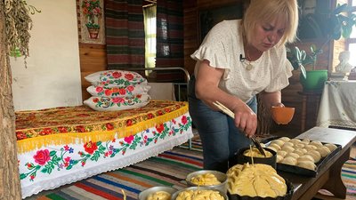 Як народжується сільська паска з печі