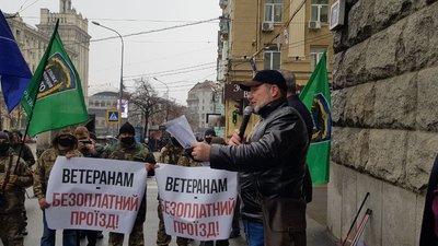 Пільги у транспорті та коксохім: у Харкові пікетують міськраду напередодні другої сесії Пільги у транспорті та коксохім: у Харкові пікетують міськраду напередодні другої сесії
