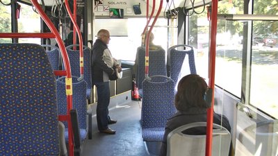 У перший день роботи в автобусі нелюдно У перший день роботи в автобусі нелюдно