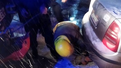 На Дніпропетровщині зупинили рух електрички, щоб витягти застряглий на залізничних коліях автомобіль На Дніпропетровщині зупинили рух електрички, щоб витягти застряглий на залізничних коліях автомобіль