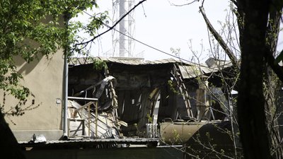 Російські ракети влучили у фабрику з виготовлення вікон та дверей Одесі. ФОТО Російські ракети влучили у фабрику з виготовлення вікон та дверей Одесі. ФОТО