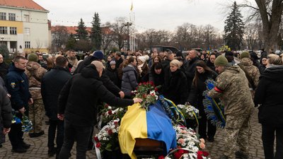 В Ужгороді попрощалися із полеглим прикордонником Дмитром Цацурою В Ужгороді попрощалися із полеглим прикордонником Дмитром Цацурою