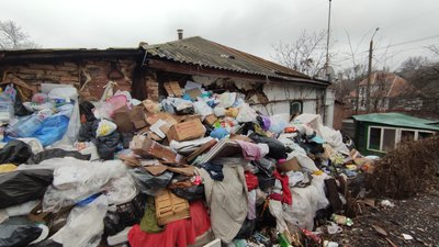 У Полтаві хочуть вивезти сміття із подвір’я жінки, яка збирає його 20 років У Полтаві хочуть вивезти сміття із подвір’я жінки, яка збирає його 20 років