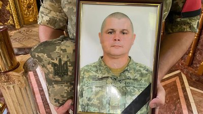"Дуже ми всі його любили, поважали". У Сумах попрощалися з загиблим сержантом Олександра Другаєм