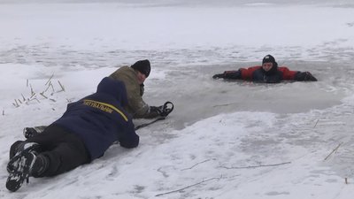 Якщо провалилися на льоду: волинські рятувальники показали, як врятуватися з-під крижаної пастки Якщо провалилися на льоду: волинські рятувальники показали, як врятуватися з-під крижаної пастки
