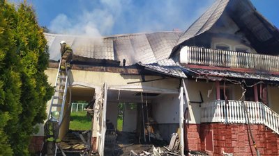 На Закарпатті горів житловий будинок: причину з'ясовують
