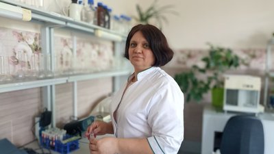 Плями на поверхні річки Тетерів – житомирські екологи взяли проби води Плями на поверхні річки Тетерів – житомирські екологи взяли проби води
