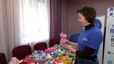 "В'язана сотня": у Рівному волонтери зібрали іграшки ручної роботи для дітей з Куп'янська