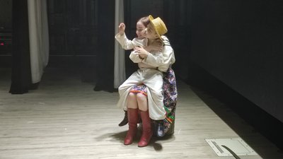 "Ми через себе пропускаємо, плачемо, переживаємо": у Полтаві відбулася прем’єра вистави "Підіймайся і йди"