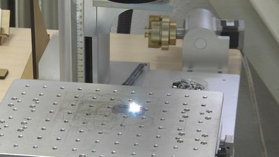 У Луцьку брати-волонтери безплатно виготовляють іменні жетони для військових У Луцьку брати-волонтери безплатно виготовляють іменні жетони для військових